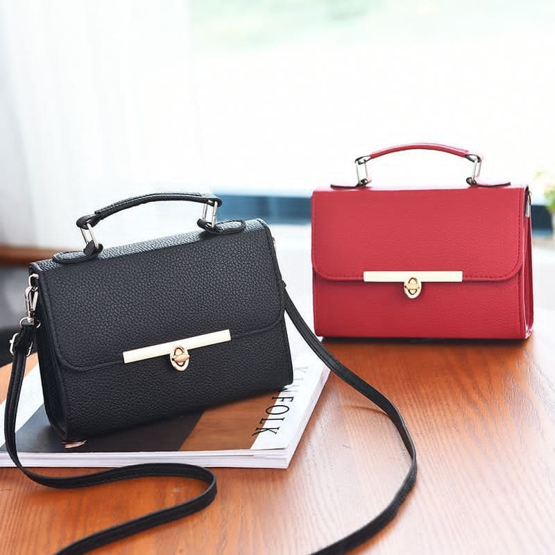 Elegant Structured Handbag  Timeless Style in Black  Red